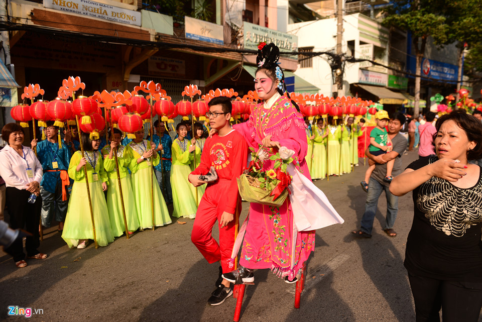 Hội Tết Nguyên tiêu rầm rộ trên đường phố Sài Gòn